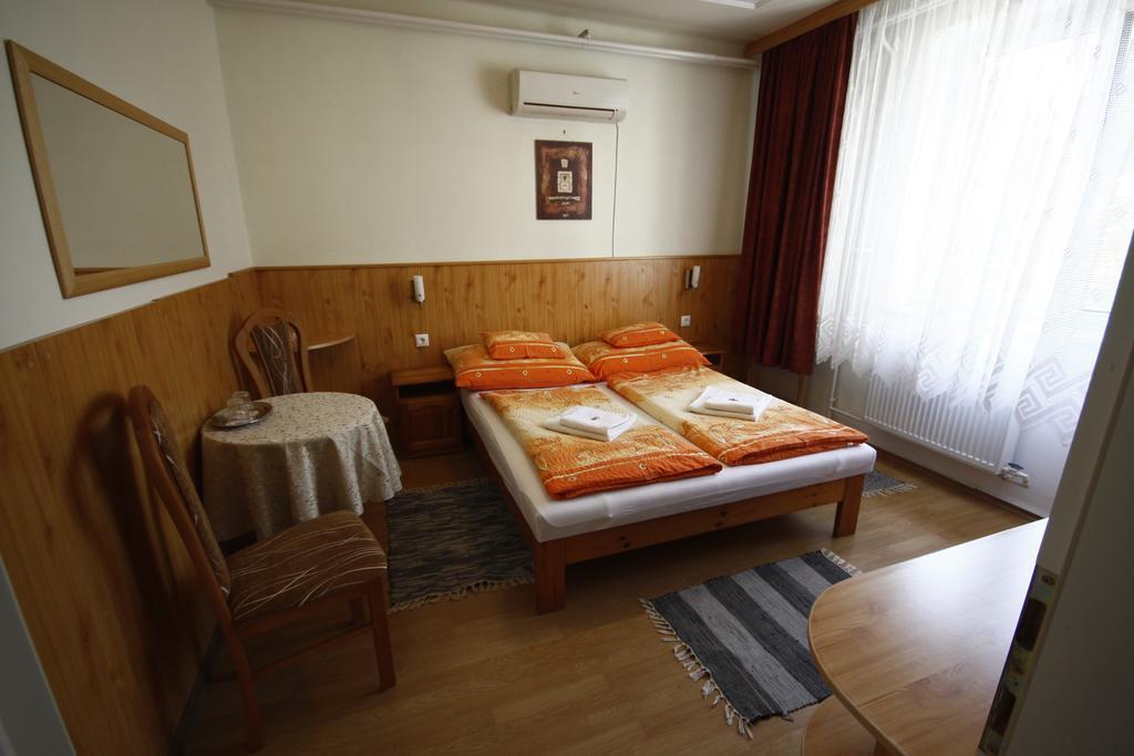 Hotel Parti Panzió Tata Habitación foto
